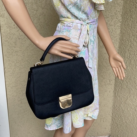 Michael Kors Bridgette MD TH Messenger Black - Picture 12 of 16